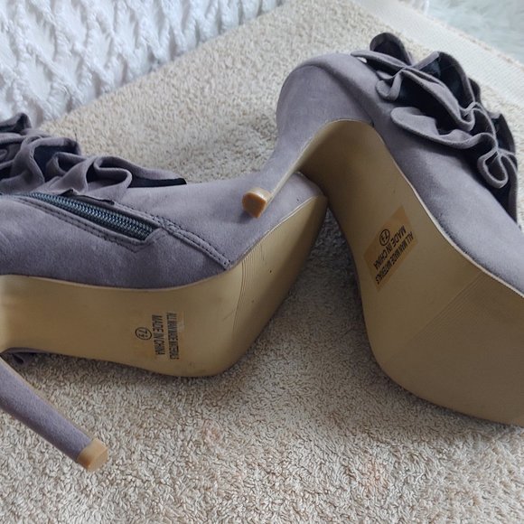 FAHRENHEIT Ruffle Booties Faux Suede Grey - Picture 3 of 8